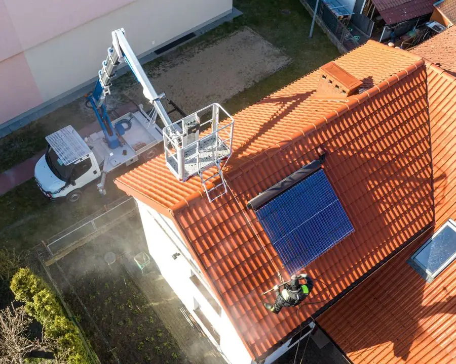 Ekipa CleanTECH podczas mycia ciśnieniowego dachu i elewacji – Słupsk i okolice Ekipa CleanTECH podczas mycia ciśnieniowego dachu i elewacji – Słupsk i okolice