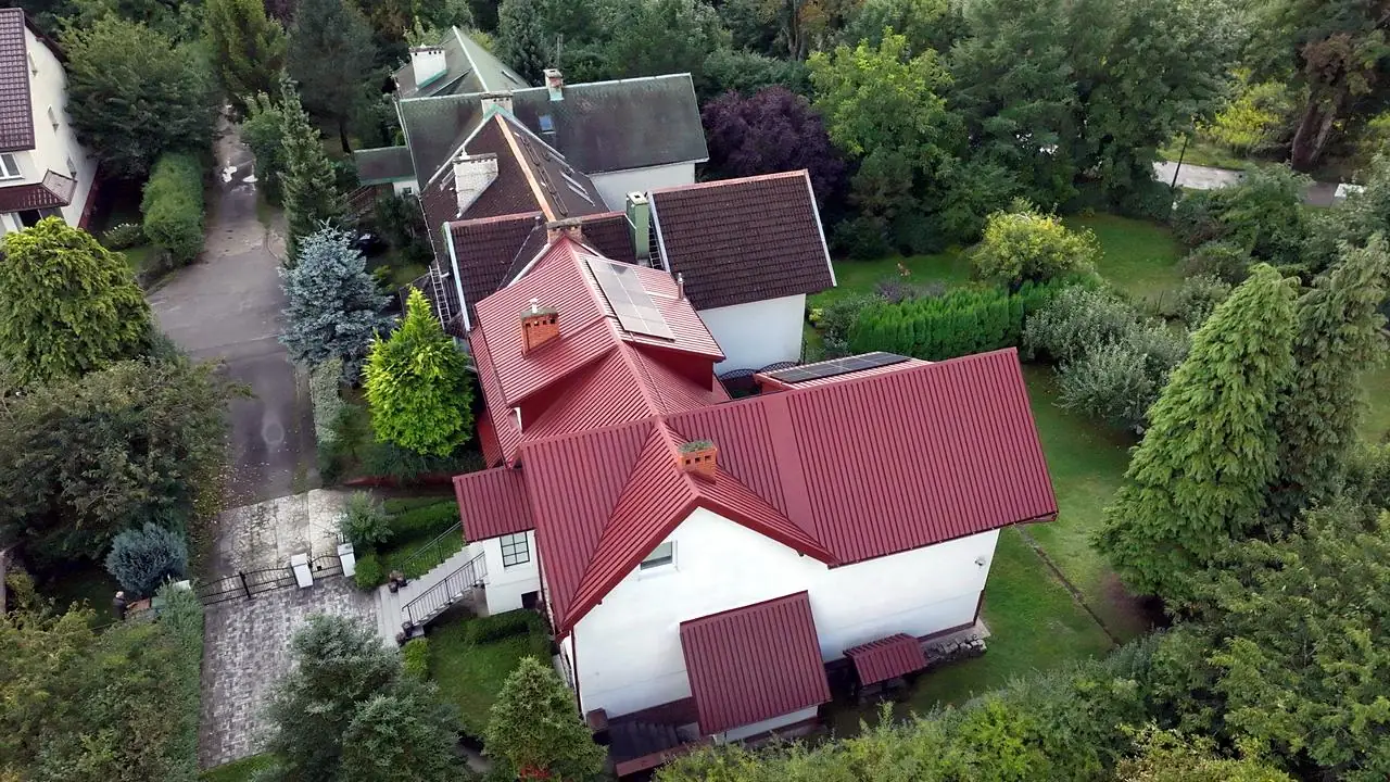 Szczyt domu i dachy od strony wjazdu: po pracach – Słupsk, CleanTECH