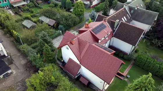 Szczyt domu i dach po malowaniu, widok z drona – Słupsk, CleanTECH