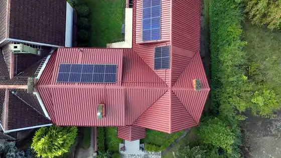 Dach z panelami fotowoltaicznymi z góry po malowaniu – Słupsk, CleanTECH