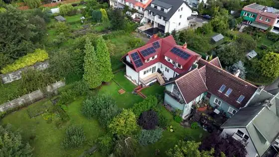 Dom w ogrodzie po malowaniu dachu, widok z oddali – Słupsk, CleanTECH