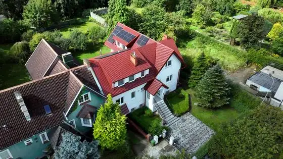 Dom od frontu po malowaniu dachu i myciu elewacji – Słupsk, CleanTECH