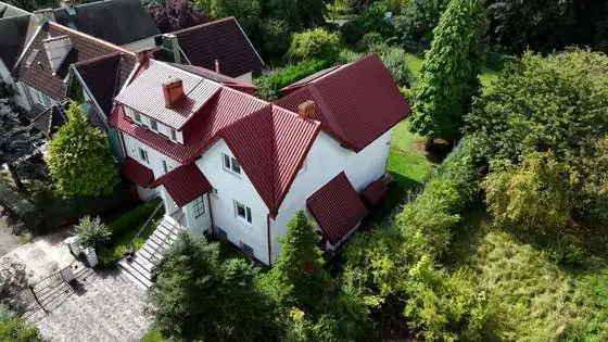 Front domu z wejściem po malowaniu dachu i myciu elewacji – Słupsk, CleanTECH