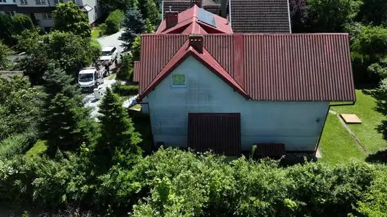 Szczyt domu i dach przed pracami, w tle samochód CleanTech – Słupsk, CleanTECH