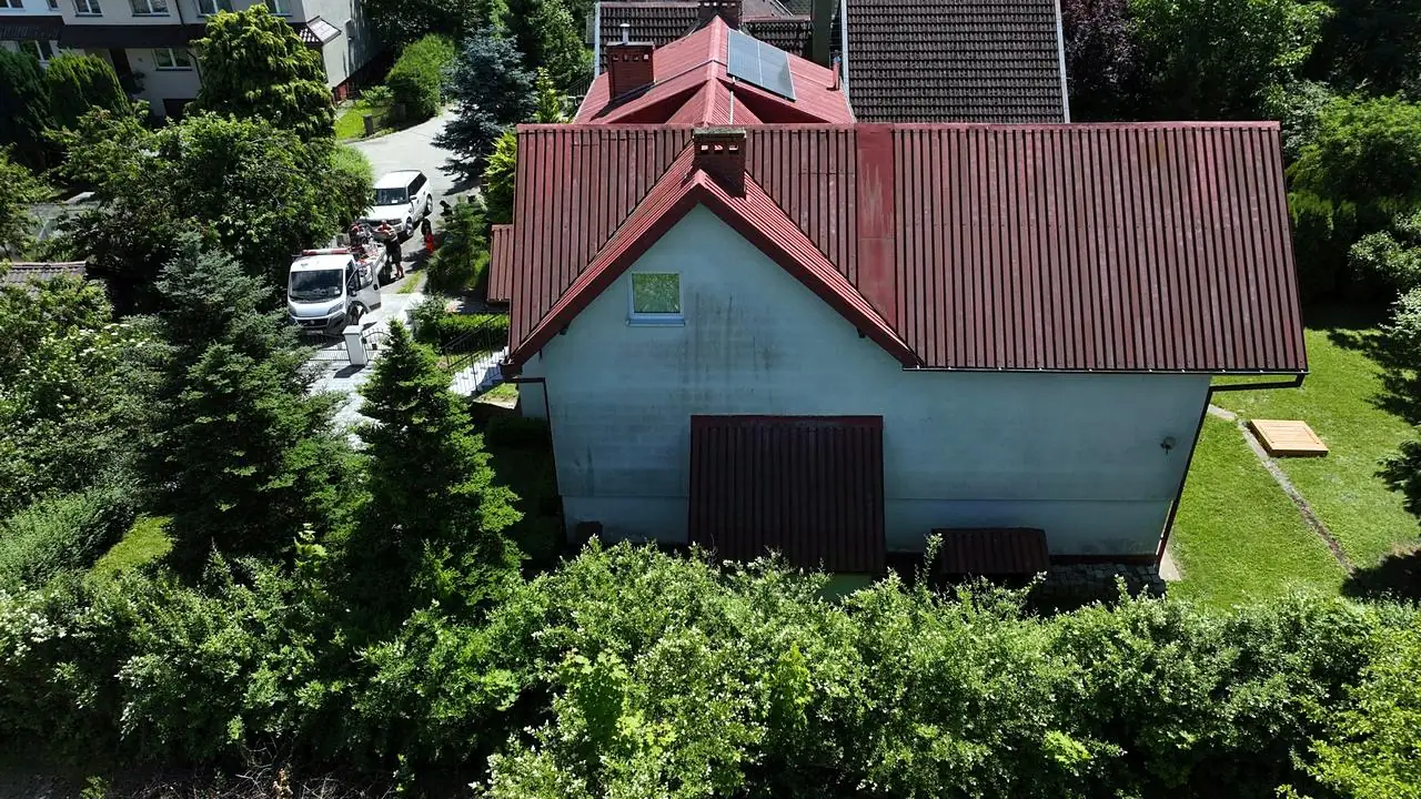 Szczyt domu i dachy od strony wjazdu: przed pracami – Słupsk, CleanTECH