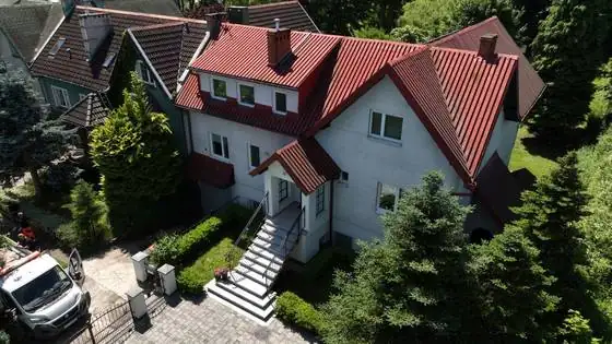 Dom od frontu przed pracami, przy wejściu samochód CleanTech – Słupsk, CleanTECH