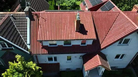 Dach od frontu przed myciem i malowaniem – Słupsk, CleanTECH