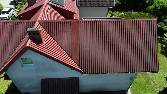 Dach i komin od strony szczytu przed myciem – Słupsk, CleanTECH