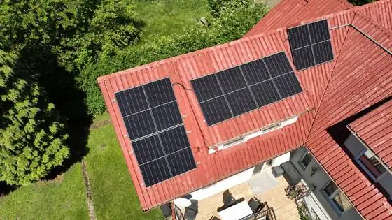 Połać z panelami fotowoltaicznymi przed myciem i malowaniem – Słupsk, CleanTECH