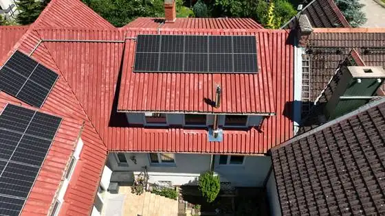 Dach nad lukarnami z panelami przed pracami – Słupsk, CleanTECH