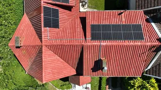 Dach z panelami i kominami, widok z góry – Słupsk, CleanTECH