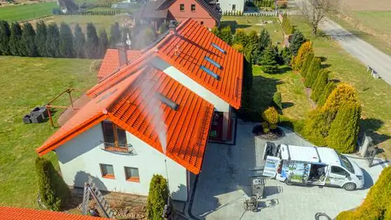 Mycie dachu domu z drabiny i podjazdu, para wodna nad dachówką – Bierkowo k. Słupska, CleanTECH