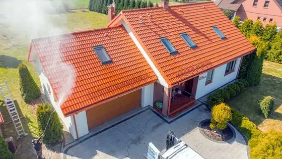 Mycie dachu garażu myjką z lancą, w tle umyty dach główny i kostka – Bierkowo k. Słupska, CleanTECH