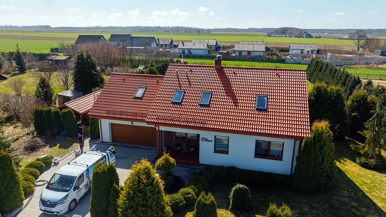 Wiosenne odświeżenie domu w Bierkowie: mycie dachu i kostki, elewacja gratis – Bierkowo, CleanTech