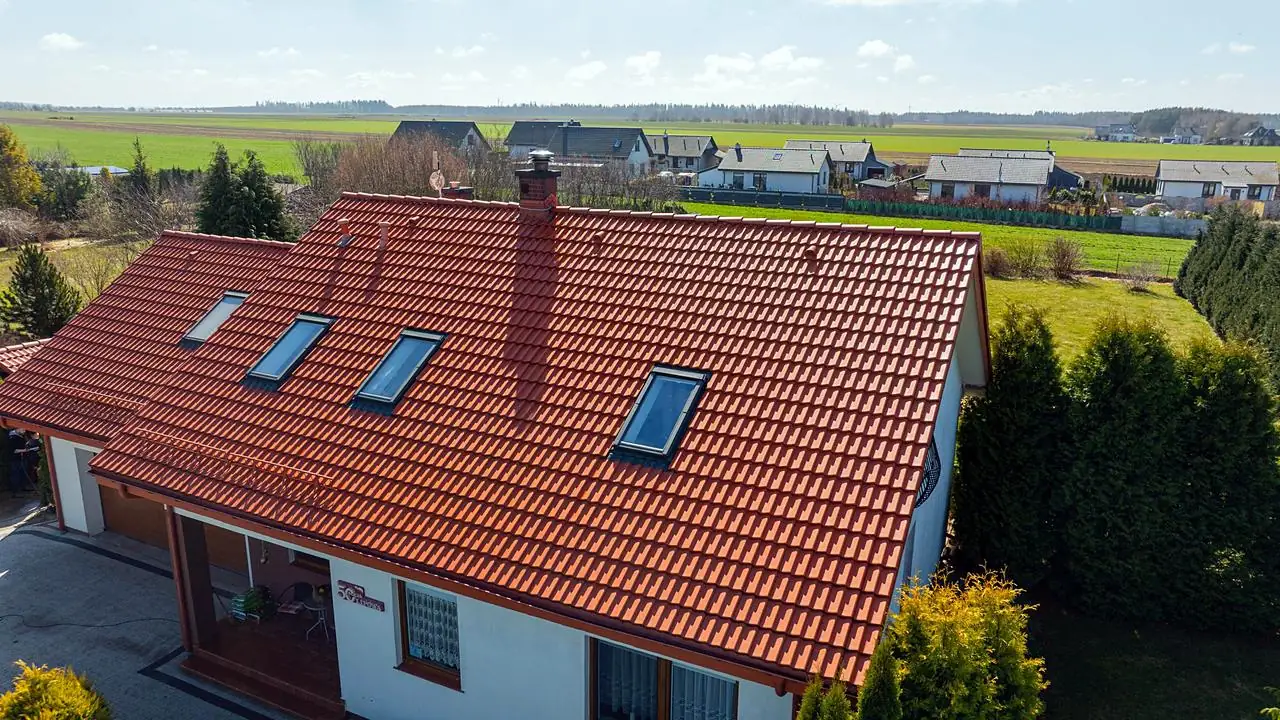 Dach domu i garażu od frontu: po pracach – Bierkowo k. Słupska, CleanTECH