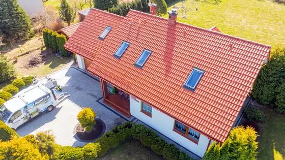 Dach domu od frontu po myciu, ujęcie z drona od strony wejścia – Bierkowo k. Słupska, CleanTECH