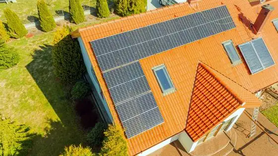 Połać z panelami fotowoltaicznymi po myciu, widok z góry – Bierkowo k. Słupska, CleanTECH
