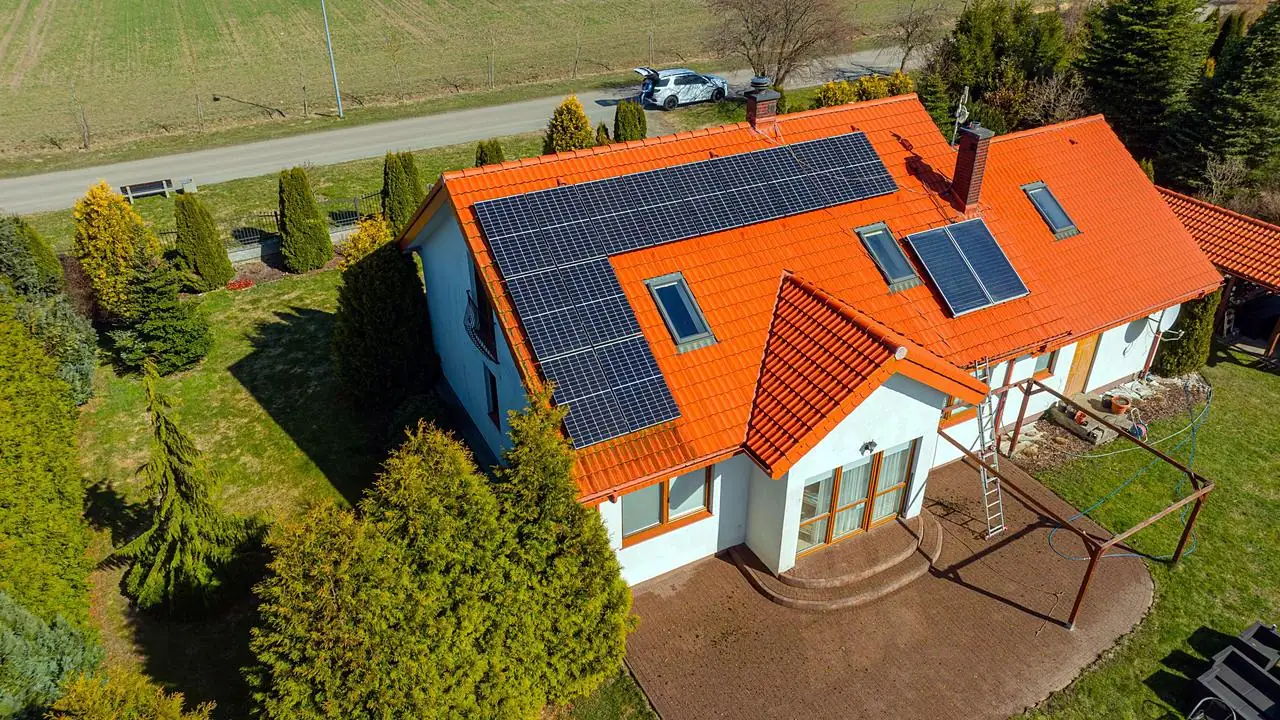 Dom z panelami fotowoltaicznymi i wiata, widok od strony drogi: po pracach – Bierkowo k. Słupska, CleanTECH