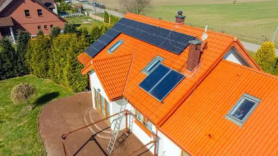 Połać z panelami i kolektorami słonecznymi po myciu, widok od strony tarasu – Bierkowo k. Słupska, CleanTECH