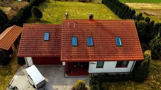 Dom z wiatą w Bierkowie przed myciem, widok z drona od frontu