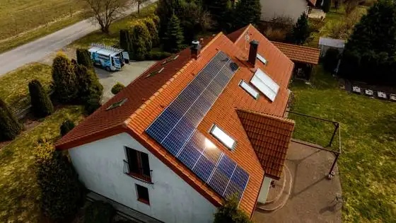 Dach z panelami fotowoltaicznymi pokryty mchem i glonami przed myciem – Bierkowo k. Słupska, CleanTECH