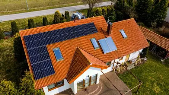 Dom z wiatą, panelami i kolektorami przed myciem dachu – Bierkowo k. Słupska, CleanTECH
