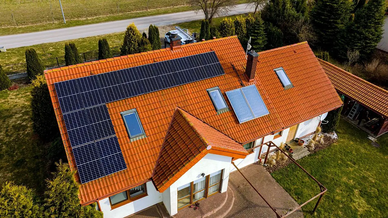 Dom z panelami fotowoltaicznymi i wiata, widok od strony drogi: przed pracami – Bierkowo k. Słupska, CleanTECH