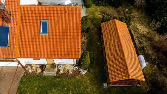 Dach garażu i wiata od góry przed myciem, widoczny mech i glony – Bierkowo k. Słupska, CleanTECH