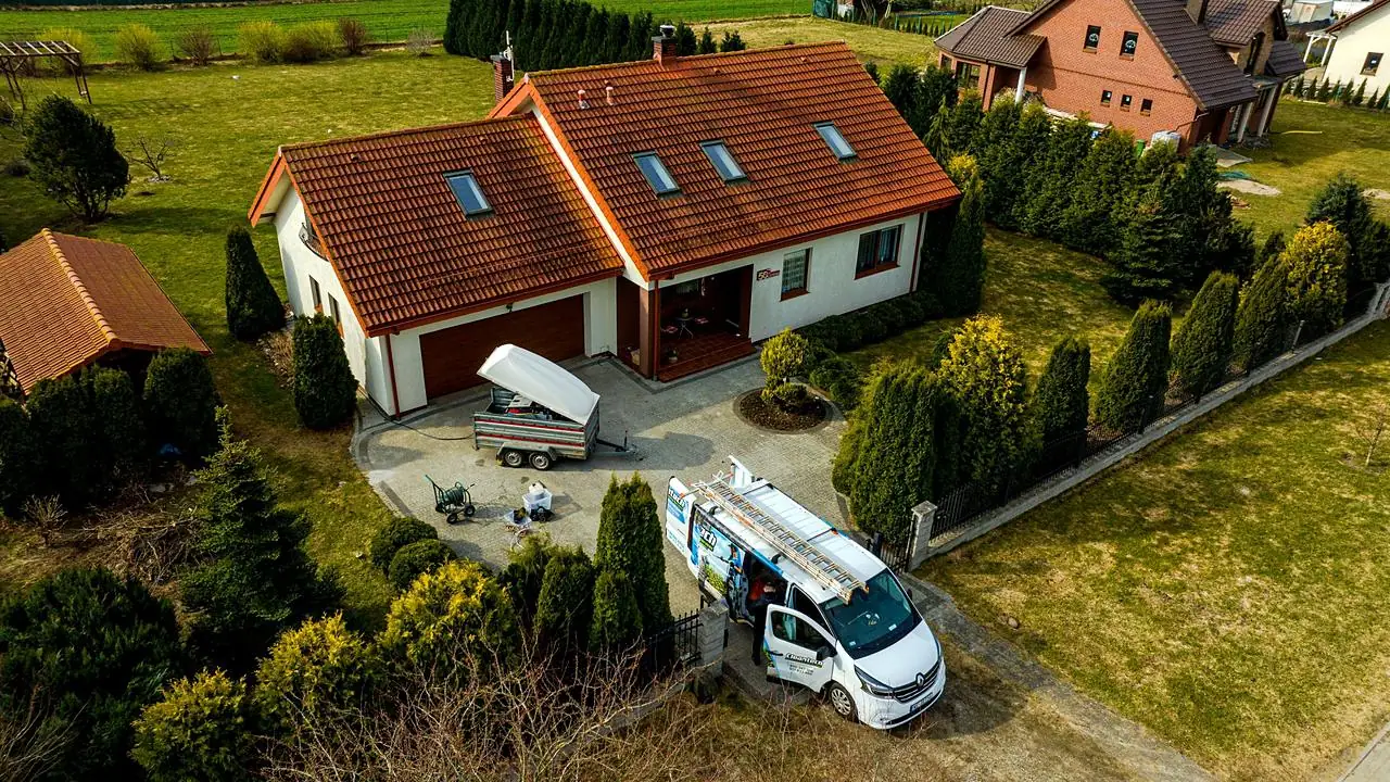 Dom od frontu z samochodem CleanTech, dach garażu i dach główny: przed pracami – Bierkowo k. Słupska, CleanTECH