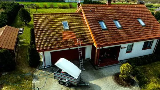 Dach garażu w trakcie mycia i odgrzybiania, dach główny jeszcze niedotknięty – Bierkowo k. Słupska, CleanTECH