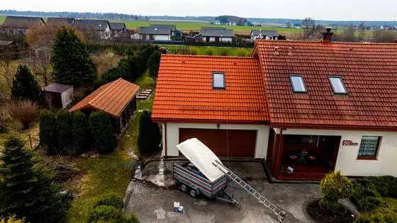 Dach garażu po myciu, dach główny jeszcze do umycia, widok od frontu – Bierkowo k. Słupska, CleanTECH