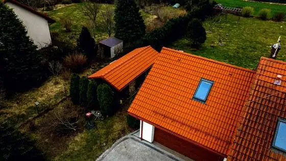Dach garażu i wiata po myciu, widok z drona od tyłu domu – Bierkowo k. Słupska, CleanTECH