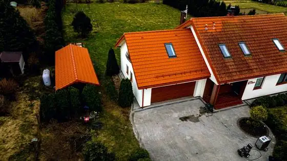 Dach garażu i wiata po myciu oraz umyta kostka na podjeździe z myjką ciepłowodną – Bierkowo k. Słupska, CleanTECH