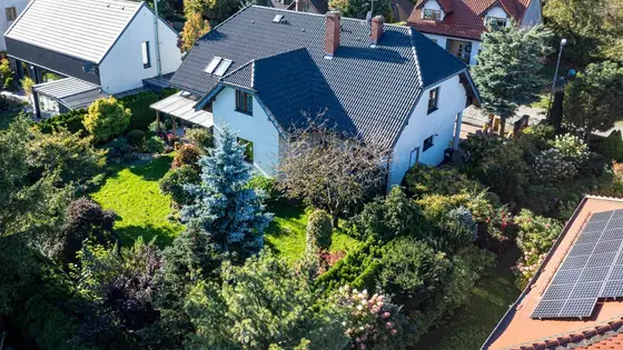 Dom od strony ogrodu po myciu i impregnacji dachu na grafit RAL 7024 – Słupsk, CleanTECH Dom od strony ogrodu po myciu i impregnacji dachu na grafit RAL 7024 – Słupsk, CleanTECH