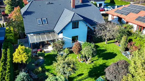 Połać nad ogrodem zimowym po renowacji, jednolity grafitowy kolor dachu – Słupsk, CleanTECH Połać nad ogrodem zimowym po renowacji, jednolity grafitowy kolor dachu – Słupsk, CleanTECH
