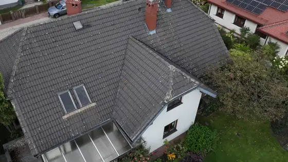 Wyblakła połać nad ogrodem zimowym przed renowacją dachu – Słupsk, CleanTECH Wyblakła połać nad ogrodem zimowym przed renowacją dachu – Słupsk, CleanTECH