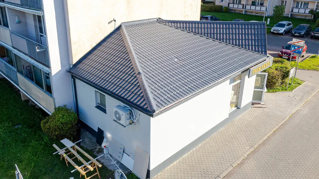 Dach pawilonu od strony bloku, mycie i malowanie blachodachówki: po pracach – Słupsk, CleanTECH