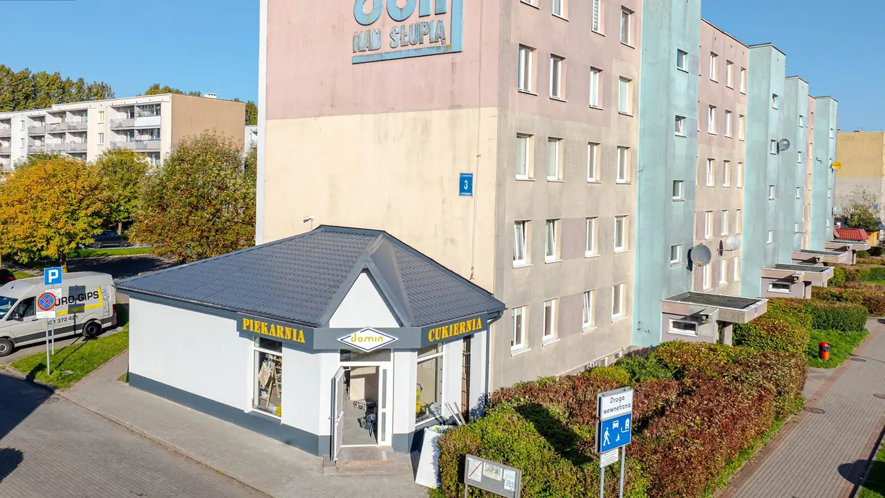 Pawilon od strony ulicy, z czerwieni na grafit: po pracach – Słupsk, CleanTECH