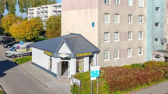 Pawilon handlowy w Słupsku po myciu i malowaniu dachu, widok z drona Pawilon handlowy w Słupsku po myciu i malowaniu dachu, widok z drona