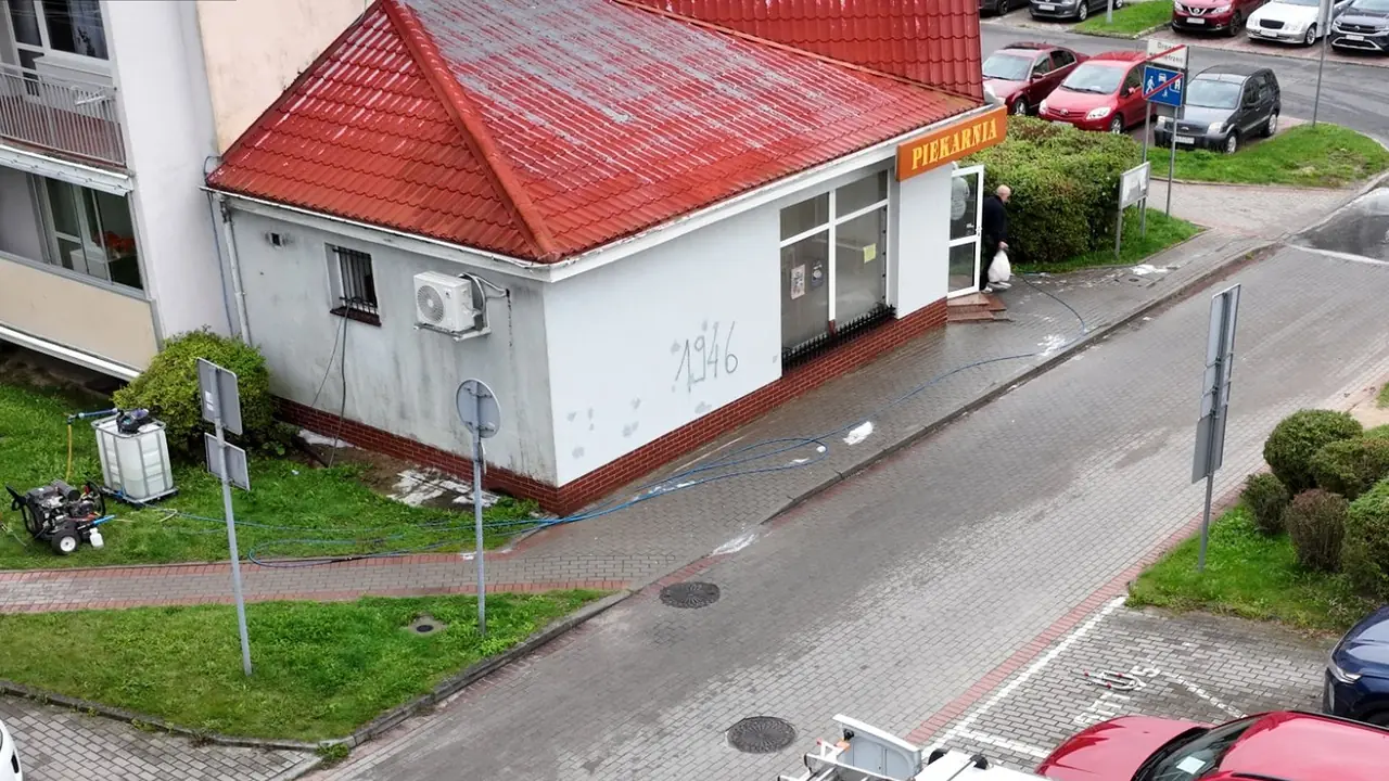 Dach pawilonu od strony bloku, mycie i malowanie blachodachówki: przed pracami – Słupsk, CleanTECH Dach pawilonu od strony bloku, mycie i malowanie blachodachówki: przed pracami – Słupsk, CleanTECH
