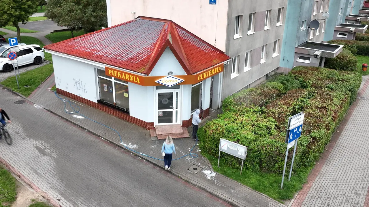 Front Piekarni i Cukierni Domin, malowanie dachu na grafit: przed pracami – Słupsk, CleanTECH Front Piekarni i Cukierni Domin, malowanie dachu na grafit: przed pracami – Słupsk, CleanTECH