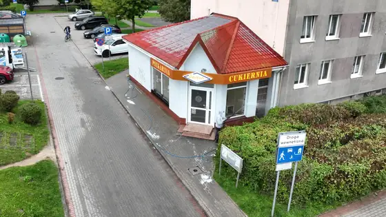 Pawilon od strony ulicy w trakcie mycia dachu i otoczenia – Słupsk, CleanTECH Pawilon od strony ulicy w trakcie mycia dachu i otoczenia – Słupsk, CleanTECH