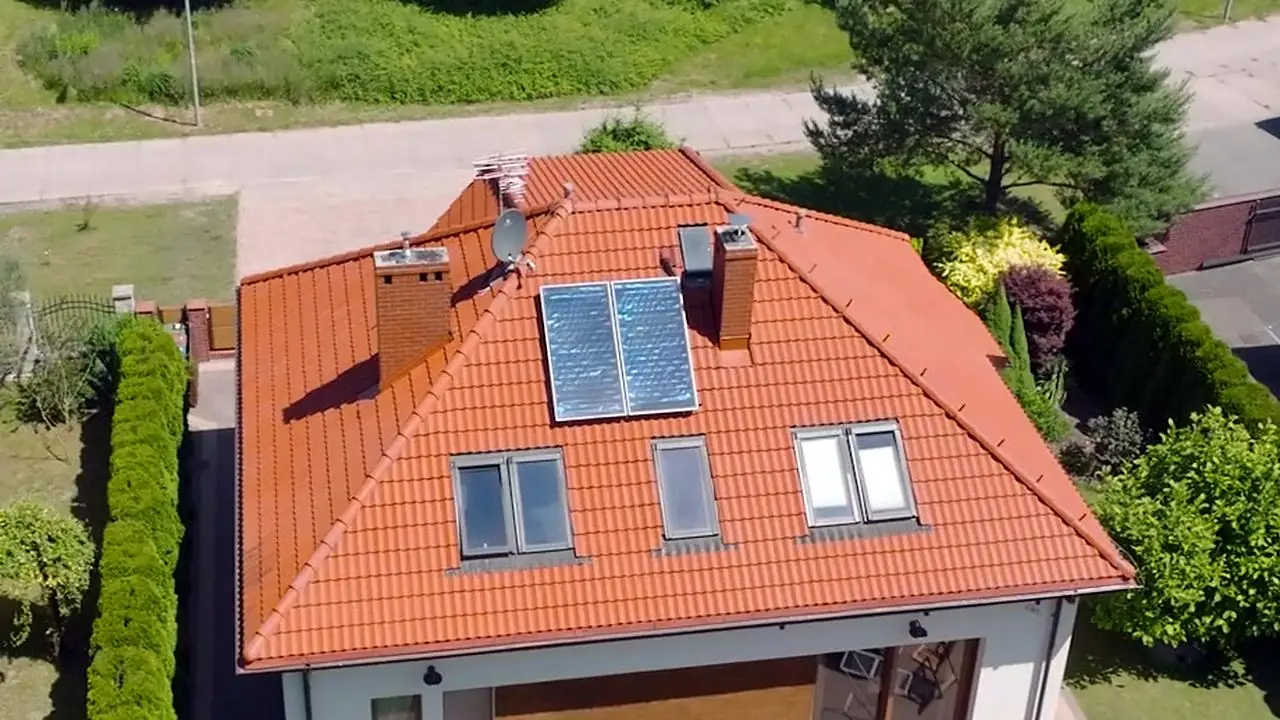 Dach od strony ogrodu z kolektorami: po pracach – Słupsk, CleanTECH