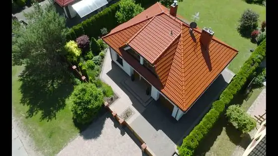 Dach domu z lewej strony po myciu – Słupsk, CleanTECH Dach domu z lewej strony po myciu – Słupsk, CleanTECH