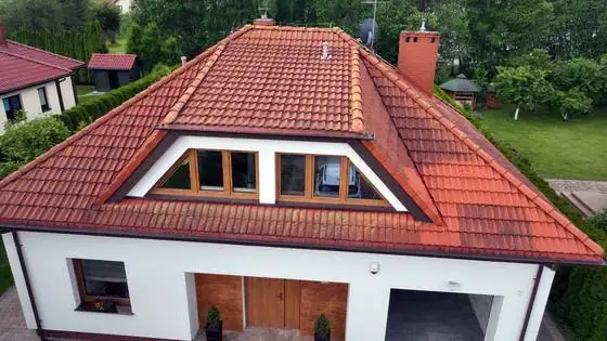 Dach od frontu przed myciem, mech i porosty na dachówce – Słupsk, CleanTECH Dach od frontu przed myciem, mech i porosty na dachówce – Słupsk, CleanTECH