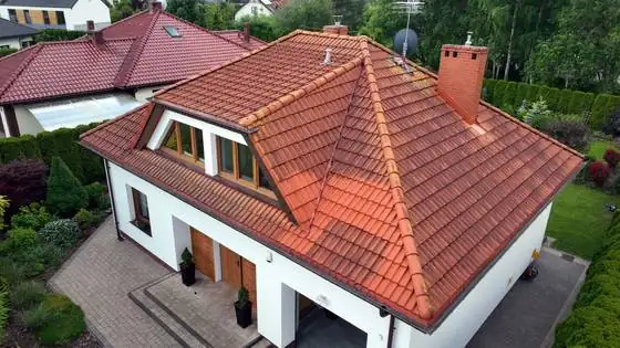 Dach i front domu od lewej strony przed myciem – Słupsk, CleanTECH Dach i front domu od lewej strony przed myciem – Słupsk, CleanTECH