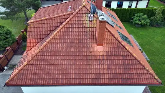 Dach z antenami i oknami połaciowymi przed myciem – Słupsk, CleanTECH Dach z antenami i oknami połaciowymi przed myciem – Słupsk, CleanTECH