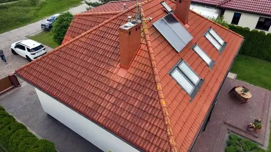 Połać z kolektorami słonecznymi i oknami połaciowymi przed myciem – Słupsk, CleanTECH Połać z kolektorami słonecznymi i oknami połaciowymi przed myciem – Słupsk, CleanTECH