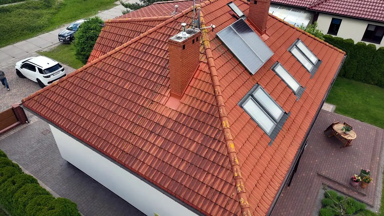 Dach od strony ogrodu z kolektorami: przed pracami – Słupsk, CleanTECH Dach od strony ogrodu z kolektorami: przed pracami – Słupsk, CleanTECH