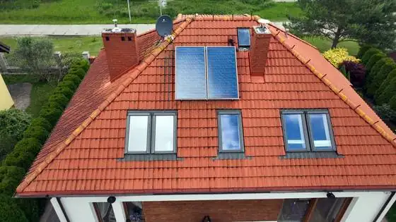 Dach od strony ogrodu przed myciem, porosty na grzbietach – Słupsk, CleanTECH Dach od strony ogrodu przed myciem, porosty na grzbietach – Słupsk, CleanTECH